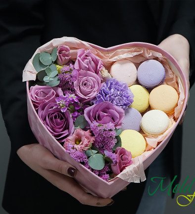 Розовое сердце с цветами и  макаронсами Фото 394x433